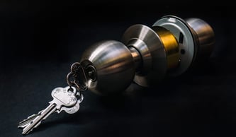 Pomo de una cerradura cilíndrica con llaves color plata