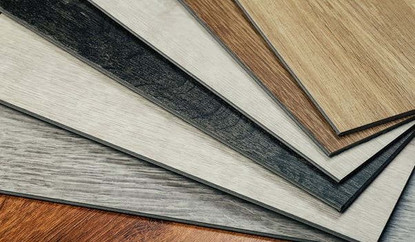 Diferentes tipos de piso laminado apilados sobres sí