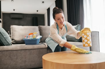 tareas-mujer-limpiando-mesa-surf-desinfectante